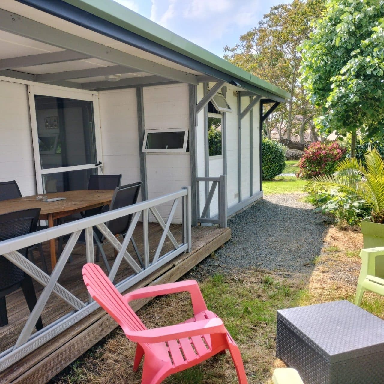 Terrasse couverte du Cottage Atlantique avec salon de jardin et table à manger extérieure