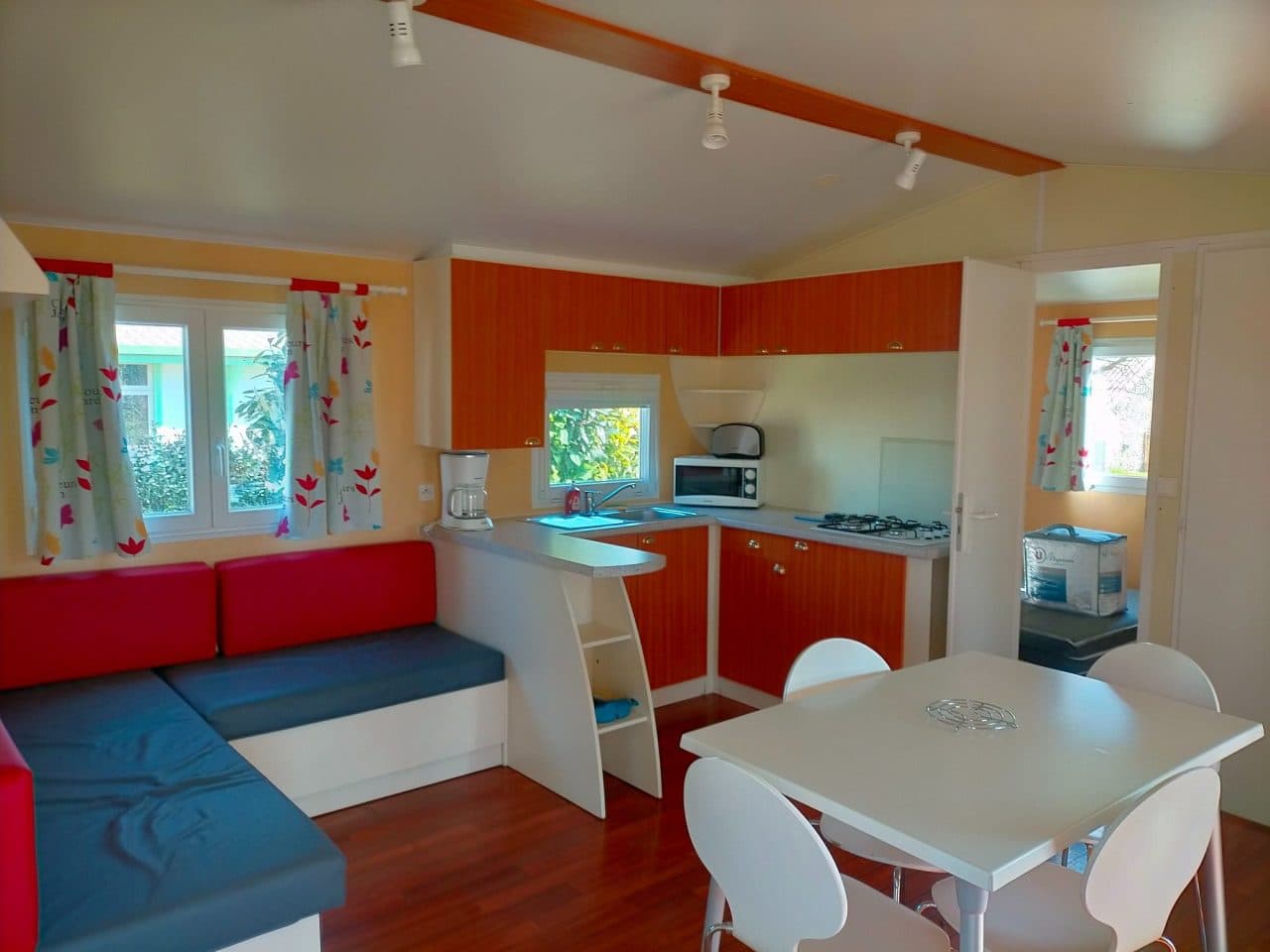 Cuisine ouverte équipée et coin repas du Cottage Atlantique
