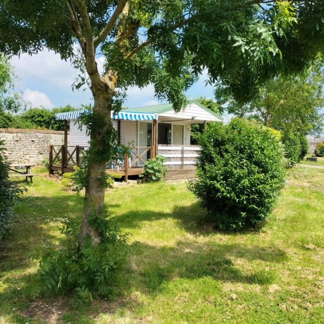 Vue extérieure du Cottage Atlantique nichée dans un jardin arboré et ombragé