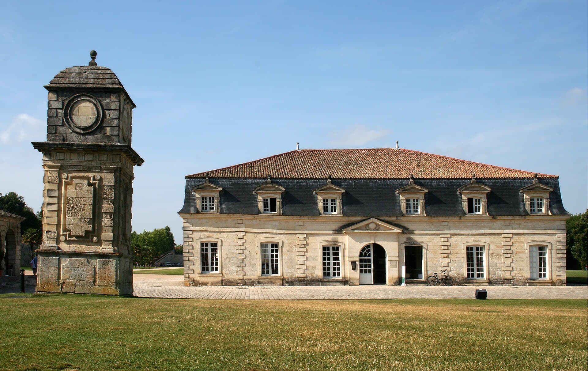 Façade principale en pierre de la Corderie Royale de Rochefort