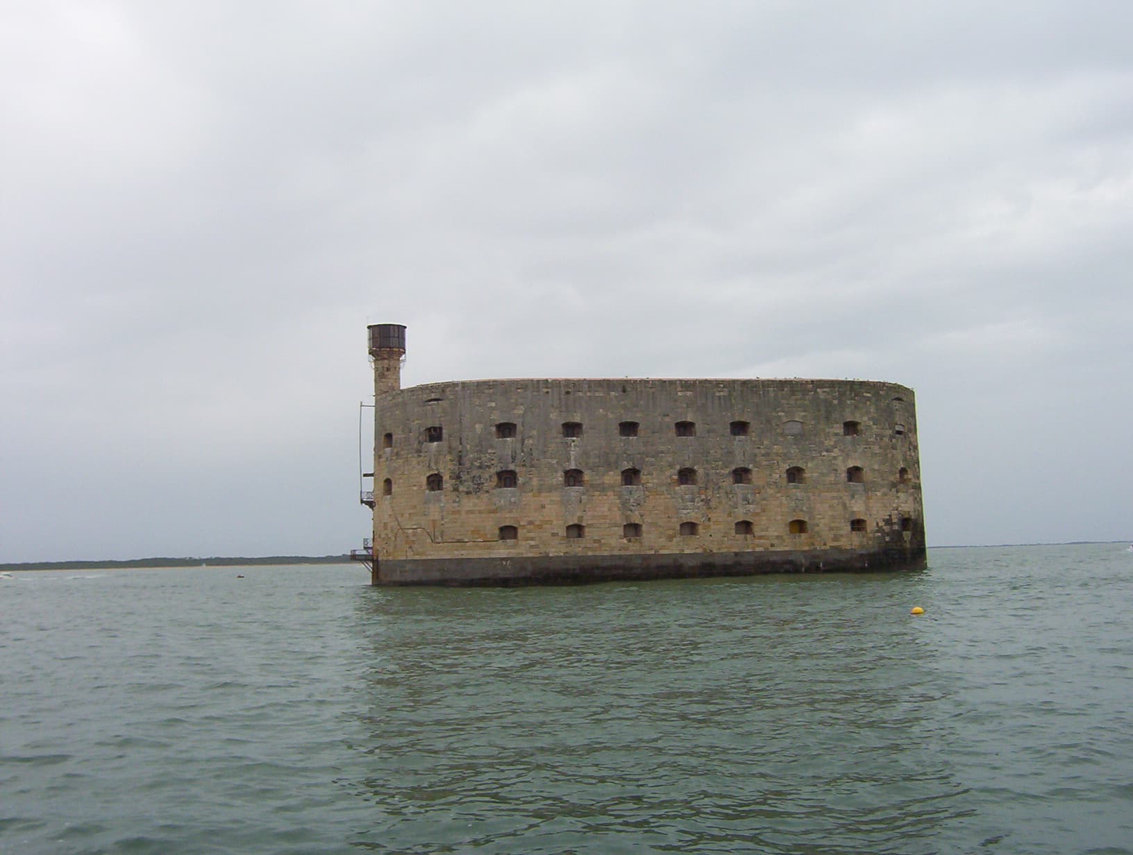 Le Fort Boyard vu depuis la mer, entre l'Île d'Aix et l'Île d'Oléron