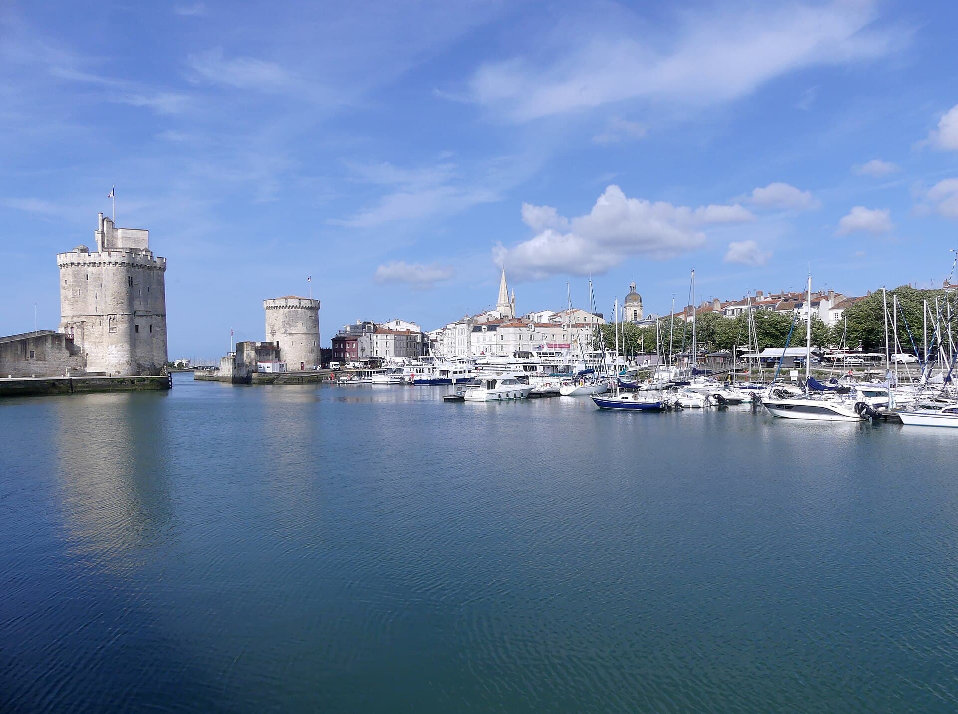 Tour Saint-Nicolas et tour de la Chaîne encadrant l'entrée du Vieux-Port de La Rochelle
