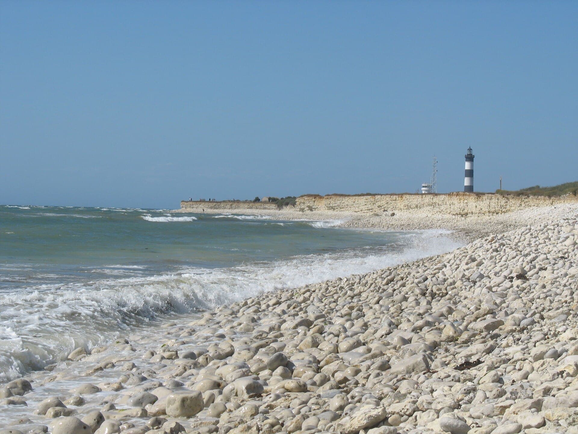 Le phare rayé noir et blanc de Chassiron sur la côte rocheuse de l'Île d'Oléron
