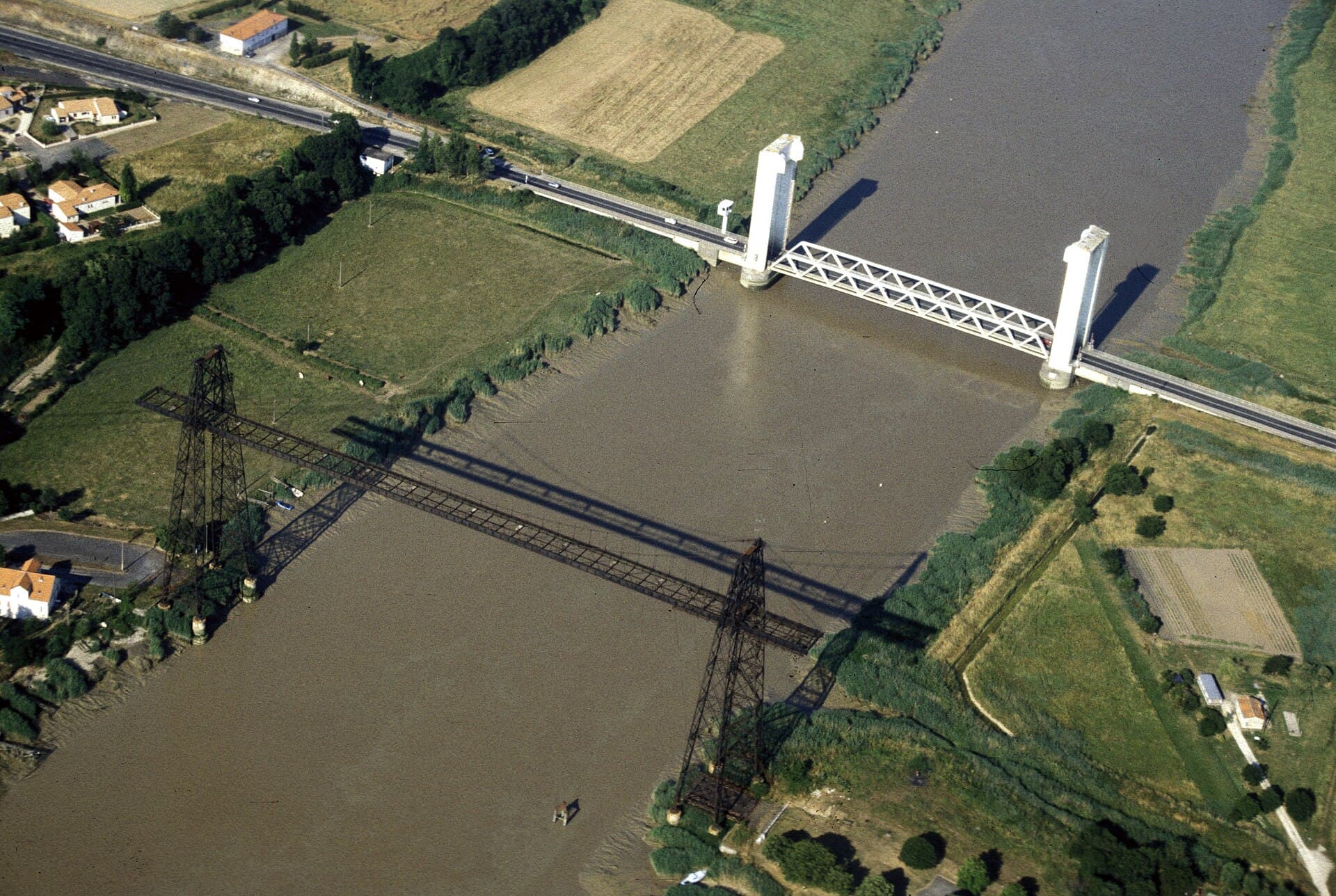 Vue aérienne du pont transbordeur de Rochefort-Martrou enjambant la Charente